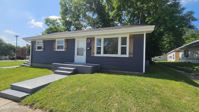 402 W 9th St, Fulton, MO 65251 - view of front facade with a front yard