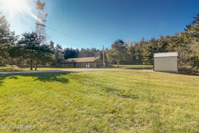 view of yard with a storage unit