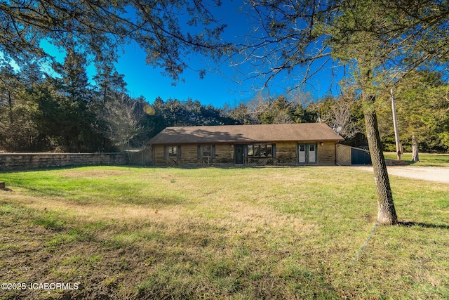 ranch-style house featuring a front lawn