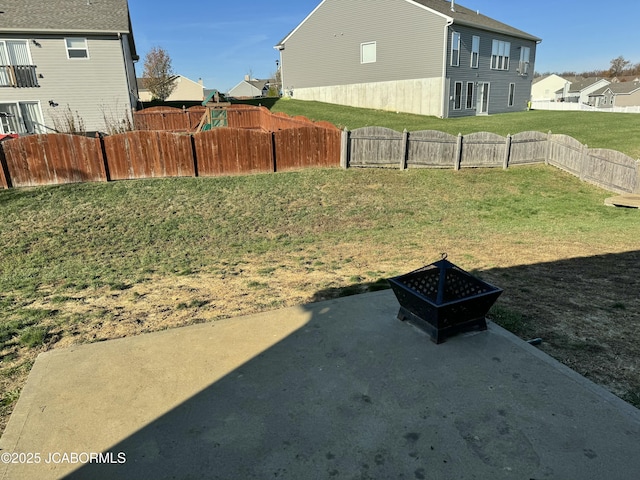 view of yard featuring a patio area, an outdoor fire pit, and a fenced backyard