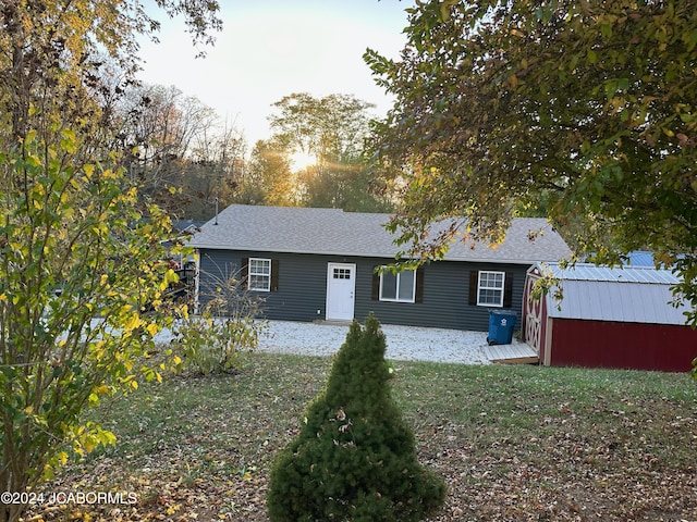 view of front facade with a front lawn