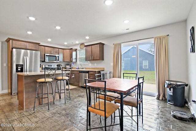 dining space featuring recessed lighting, visible vents, plenty of natural light, and baseboards