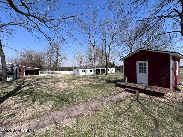 view of yard featuring an outdoor structure