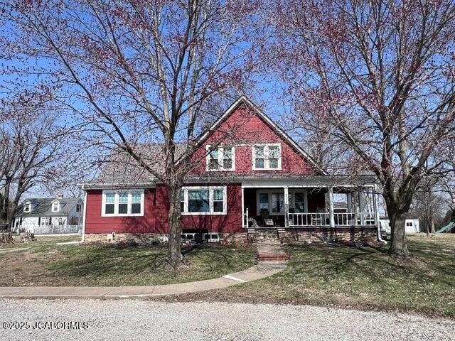 view of front of house with covered porch and a front yard