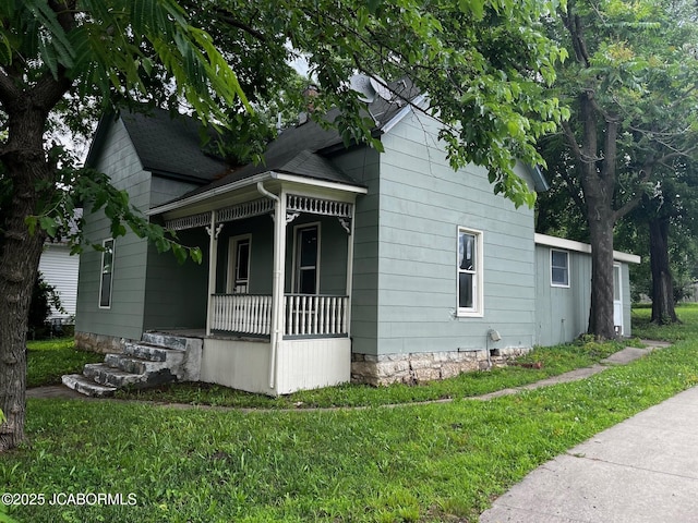 view of front facade featuring covered porch and a front lawn