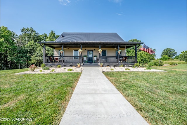 view of front facade featuring covered porch and a front yard