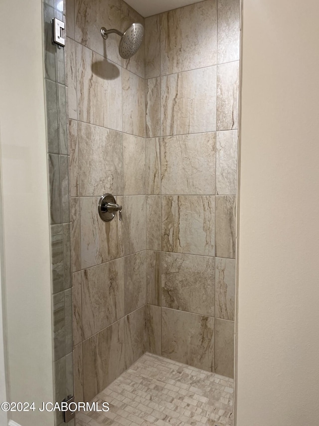 bathroom featuring a tile shower