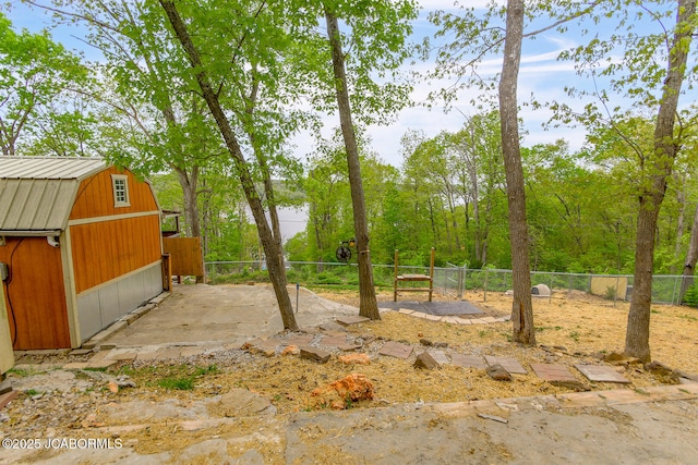 view of yard featuring fence and an outbuilding