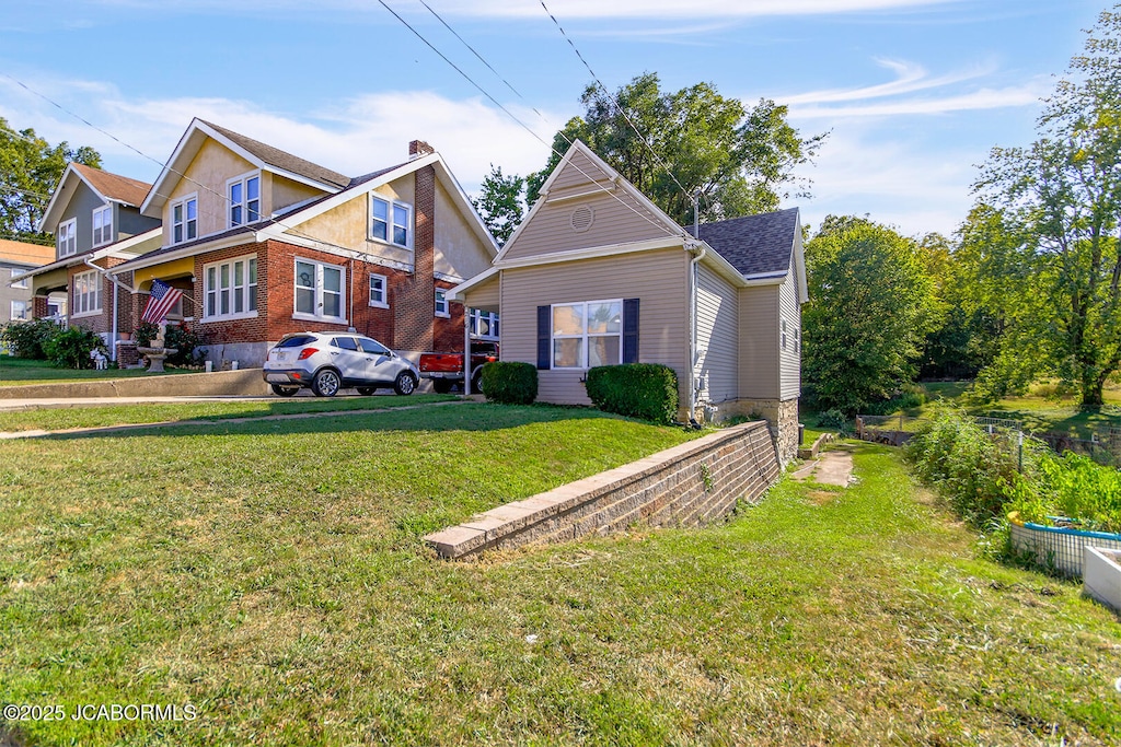 view of front facade featuring a front lawn and brick siding