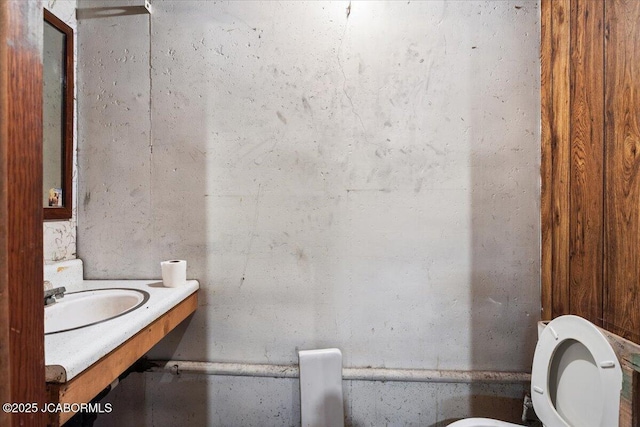 bathroom featuring toilet and sink