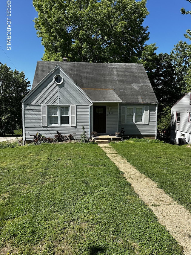 618 E Jefferson St, Linn, MO 65051 - view of front of home with a front yard