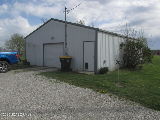 view of outdoor structure featuring driveway and an outdoor structure