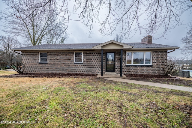 single story home with a front lawn