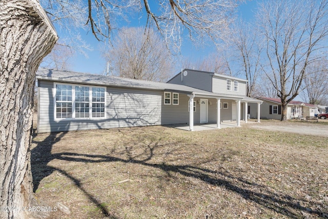 view of front of property with a front yard