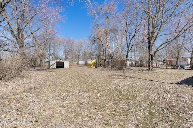 view of yard with an outbuilding