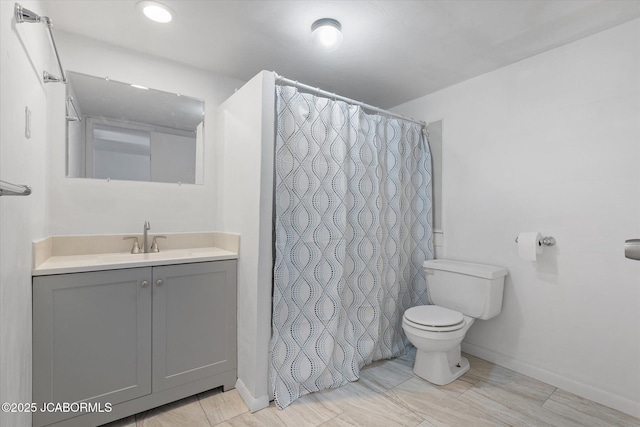 full bathroom featuring a shower with shower curtain, toilet, and vanity