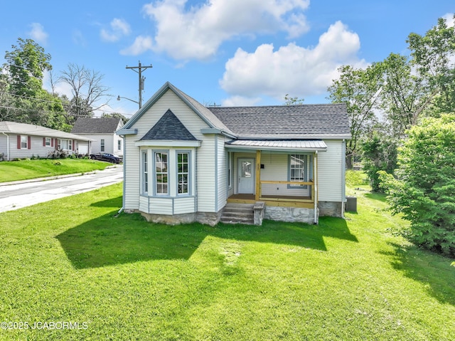 822 Center St, Fulton, MO 65251 - bungalow-style home featuring covered porch, roof with shingles, and a front lawn