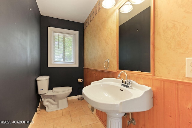 907 Primrose Ln, Jefferson City, MO 65109 - bathroom with a wainscoted wall and stone finish flooring