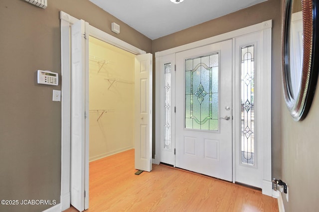 907 Primrose Ln, Jefferson City, MO 65109 - foyer featuring light wood finished floors and baseboards