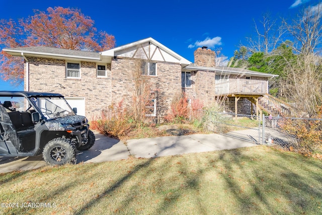 view of front of home featuring a front yard and a garage