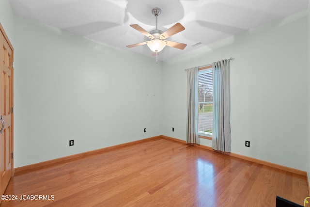 unfurnished room featuring light hardwood / wood-style floors and ceiling fan