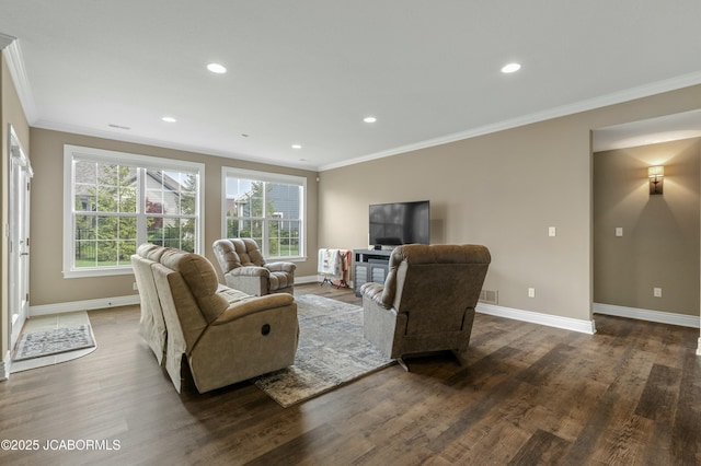 living room featuring baseboards, recessed lighting, wood finished floors, and crown molding