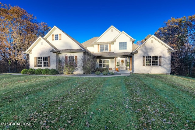 view of front of property featuring a front yard