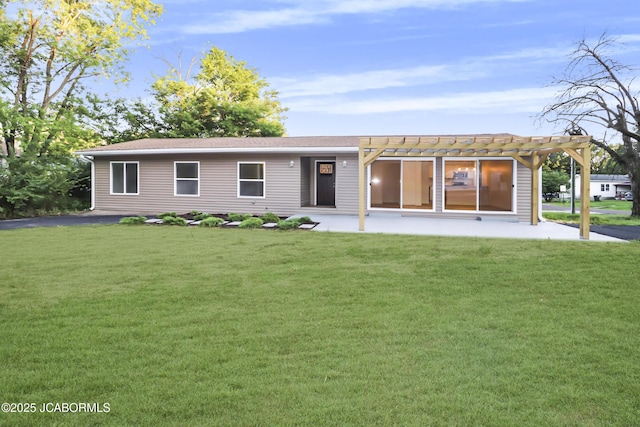1214 Lynn St, Fulton, MO 65251 - ranch-style home with a pergola, a front lawn, and a patio