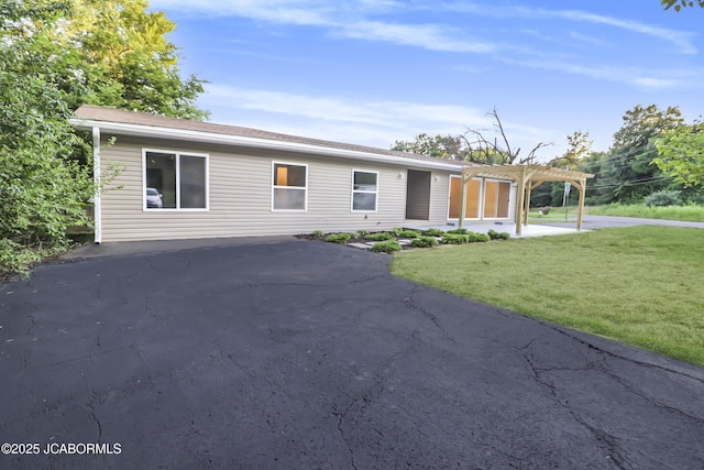 1214 Lynn St, Fulton, MO 65251 - single story home featuring driveway, a pergola, a front yard, and a patio area