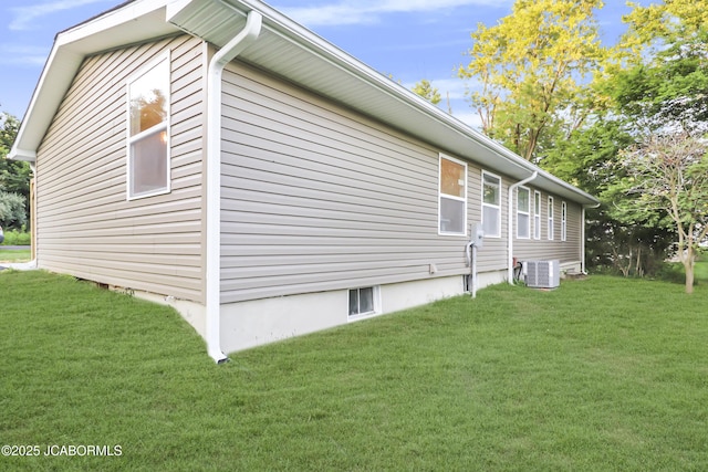 1214 Lynn St, Fulton, MO 65251 - view of side of home with a yard