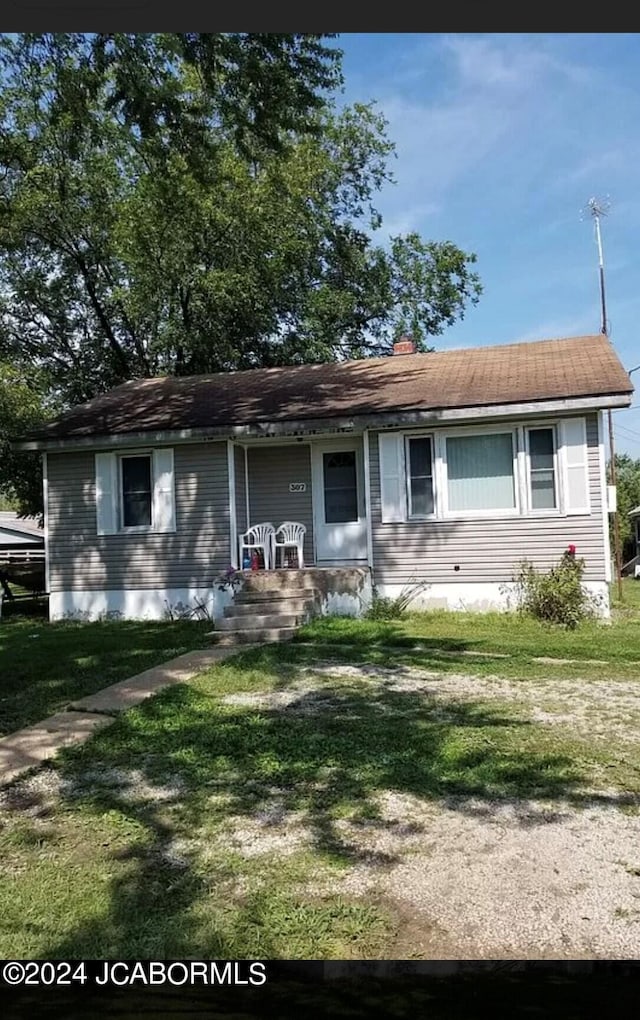 ranch-style house featuring a front lawn