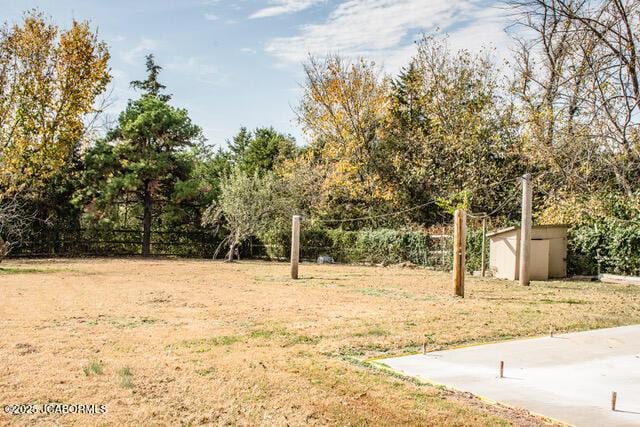 view of yard featuring a storage unit