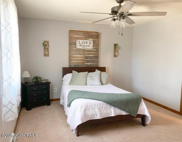 carpeted bedroom with ceiling fan