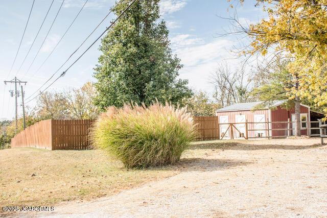 view of yard with an outdoor structure