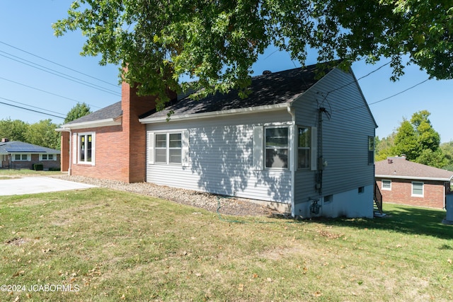 view of front facade with a front lawn