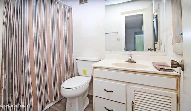 full bathroom featuring vanity, visible vents, toilet, and a shower with curtain
