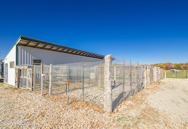 view of yard featuring an outbuilding