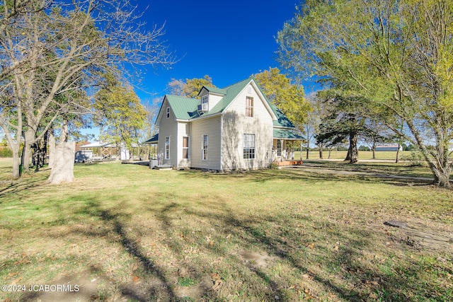 view of side of property featuring a lawn