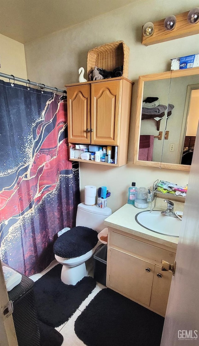 bathroom featuring a shower with shower curtain, vanity, and toilet