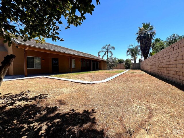 7205 Colony Park Dr, Bakersfield, CA 93313 - view of fenced backyard
