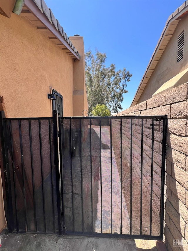 7205 Colony Park Dr, Bakersfield, CA 93313 - view of gate