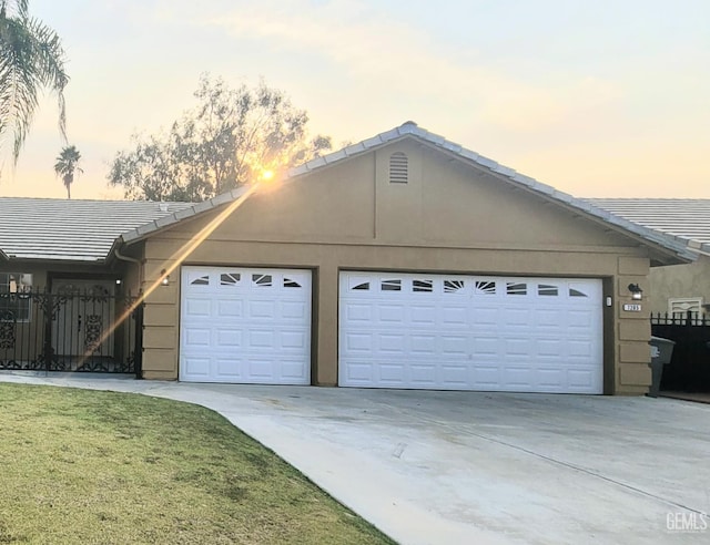 7205 Colony Park Dr, Bakersfield, CA 93313 - garage featuring concrete driveway