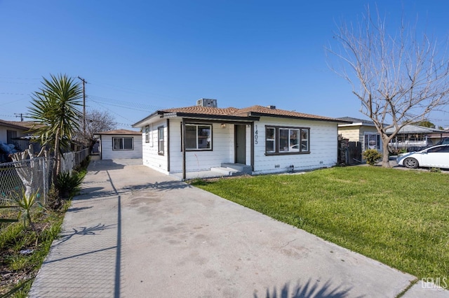 view of front of home featuring a front yard