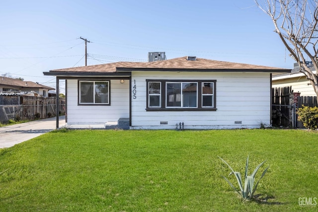 view of front of property featuring a front lawn