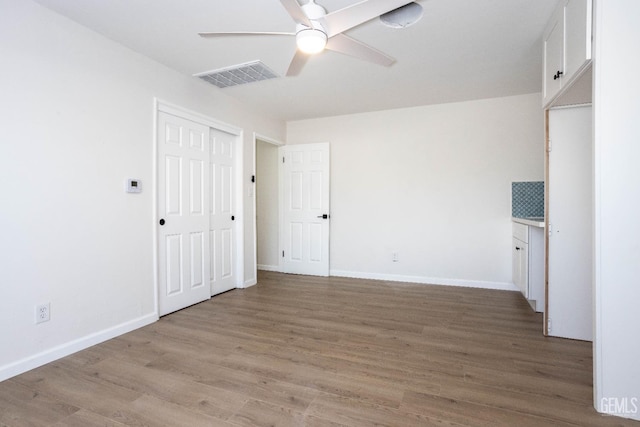 empty room with light hardwood / wood-style flooring and ceiling fan