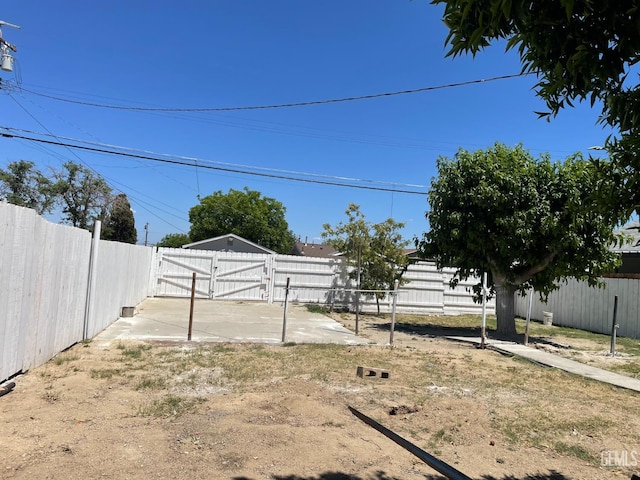 214 Buchanan St, Taft, CA 93268 - fenced backyard with a gate