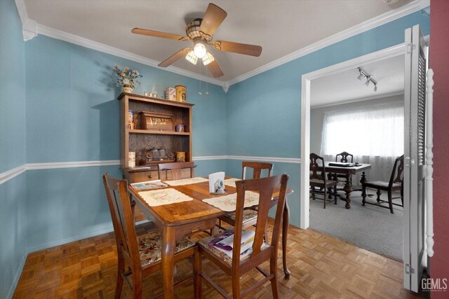 dining space featuring ceiling fan, ornamental molding, and baseboards