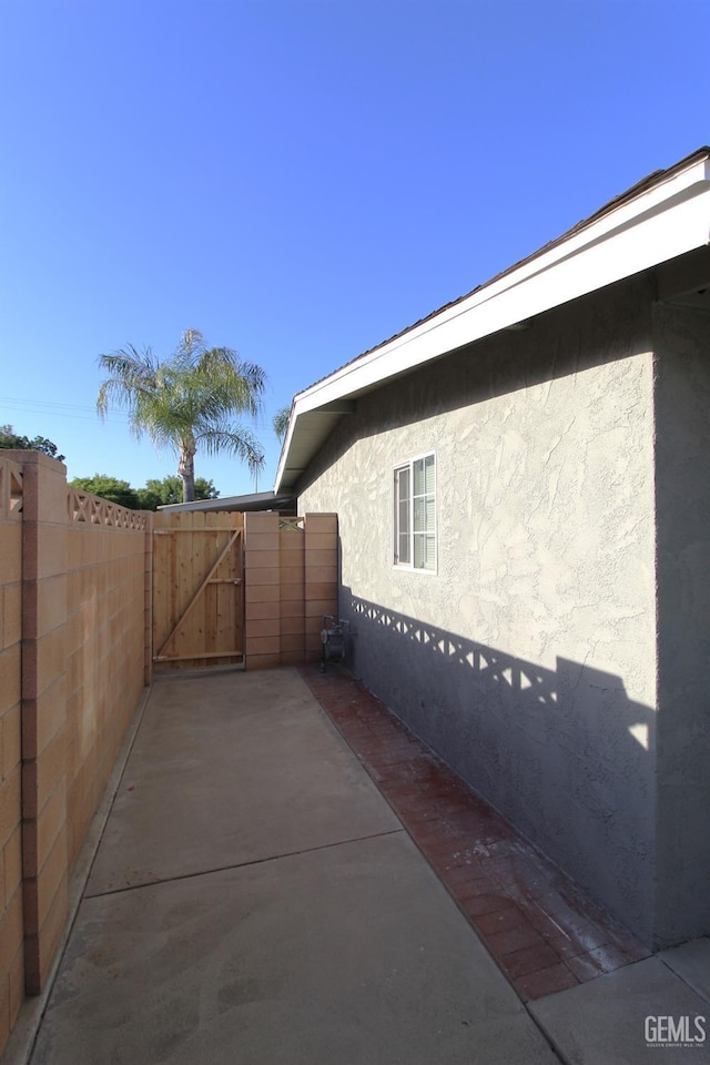 118 W 20th Ave, Delano, CA 93215 - view of home's exterior featuring stucco siding and a gate