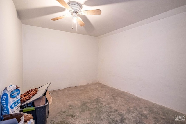 empty room featuring ceiling fan and concrete floors