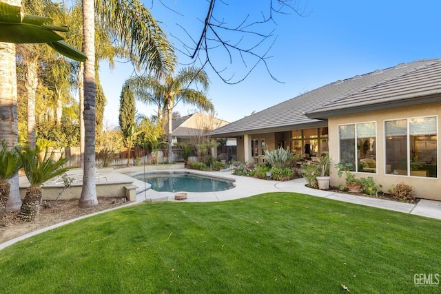 view of swimming pool featuring a yard